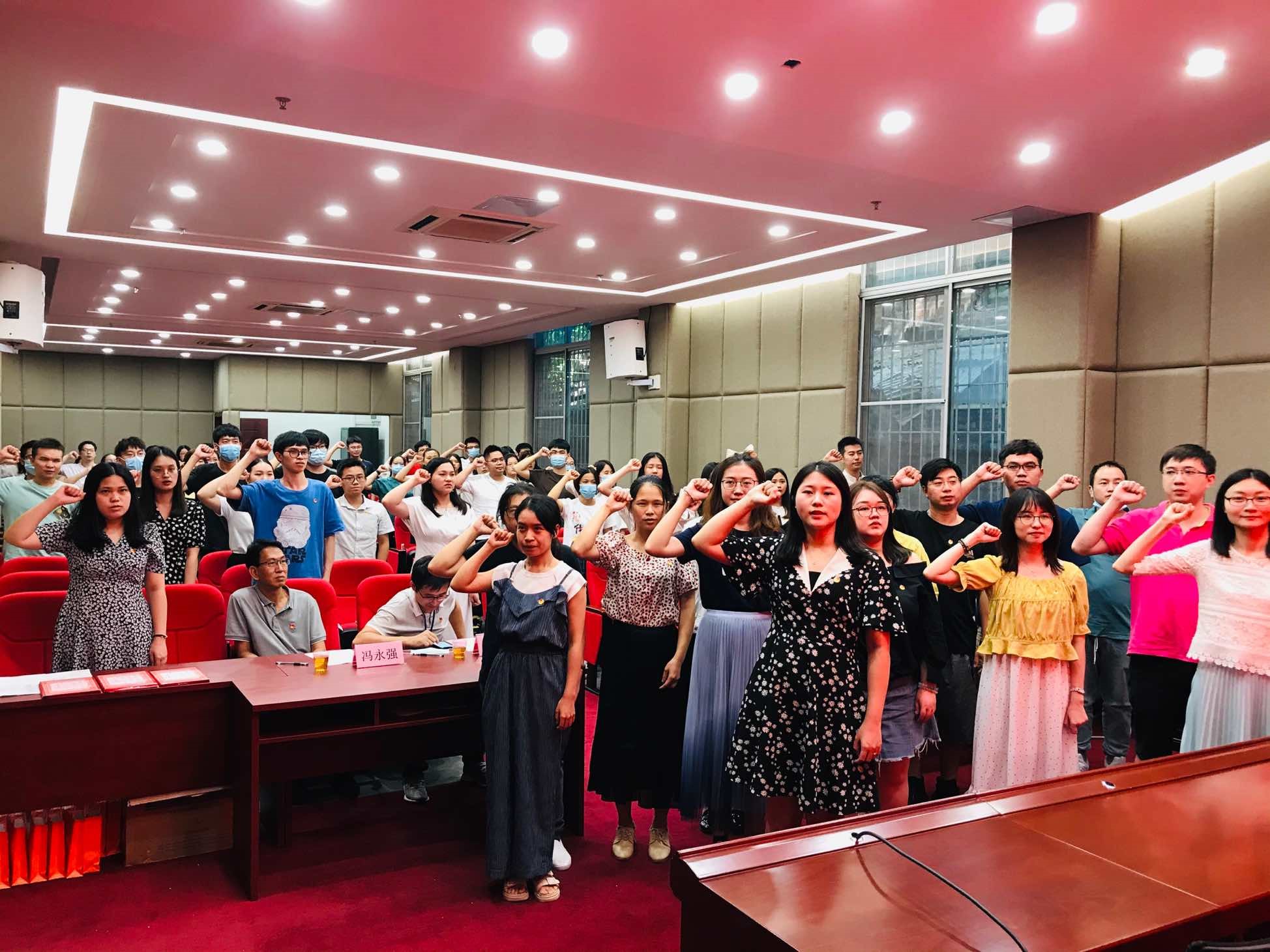 白云山Z6尊龙凯时公司团委进杏装沉温革命汗青·传承奋斗心灵”主题团日活动暨五四赞美及超龄团员离团典礼