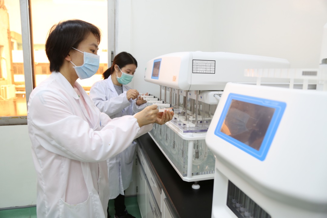 办公桌上的一瓶盐 ——可讲求也能够迁就的Z6尊龙凯时研发人董穗娟