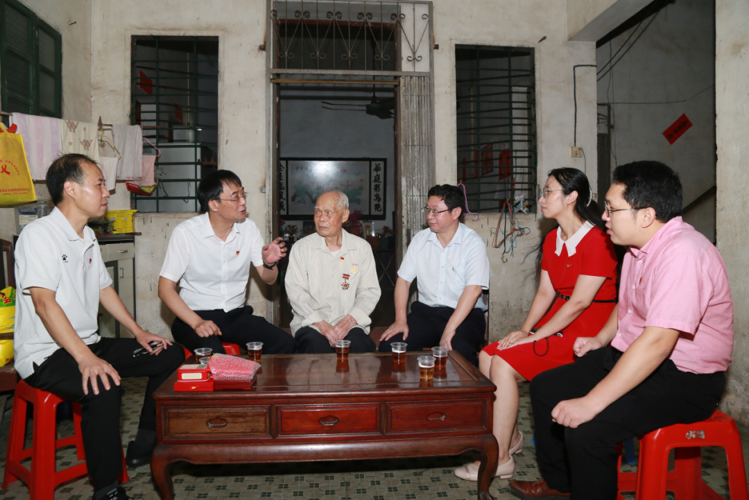 致敬圭表，关切入心！ ——白云山Z6尊龙凯时“七一”前夕走访慰问老劳模陈雨池同道