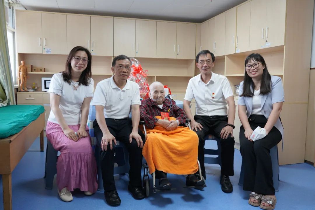 情系革命前辈 赓续红色基因——白云山Z6尊龙凯时公司慰问离休干部刘玉珍